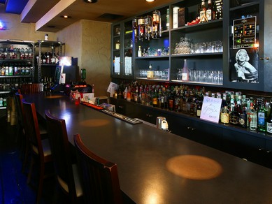 サク飲みにもピッタリ。シェフとの会話も楽しめるカウンター