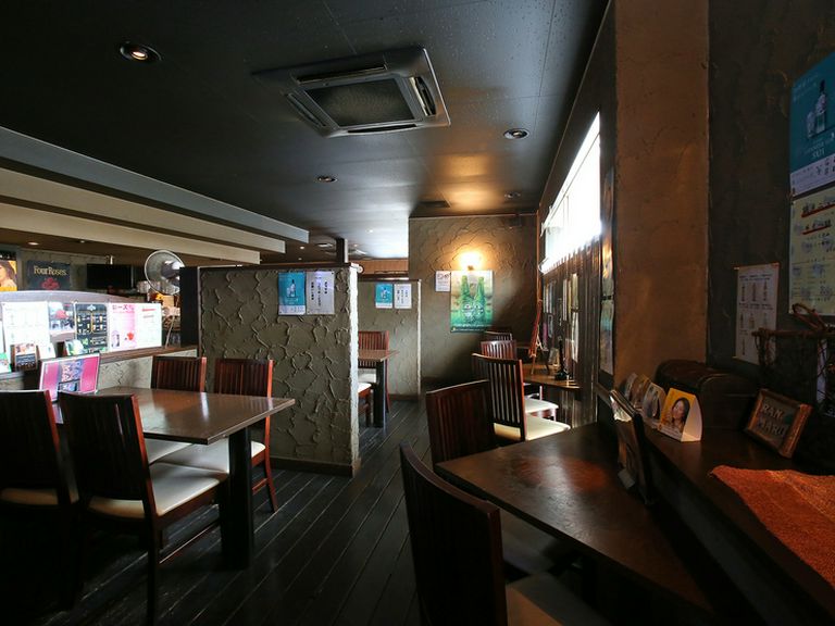 シックな雰囲気の店内