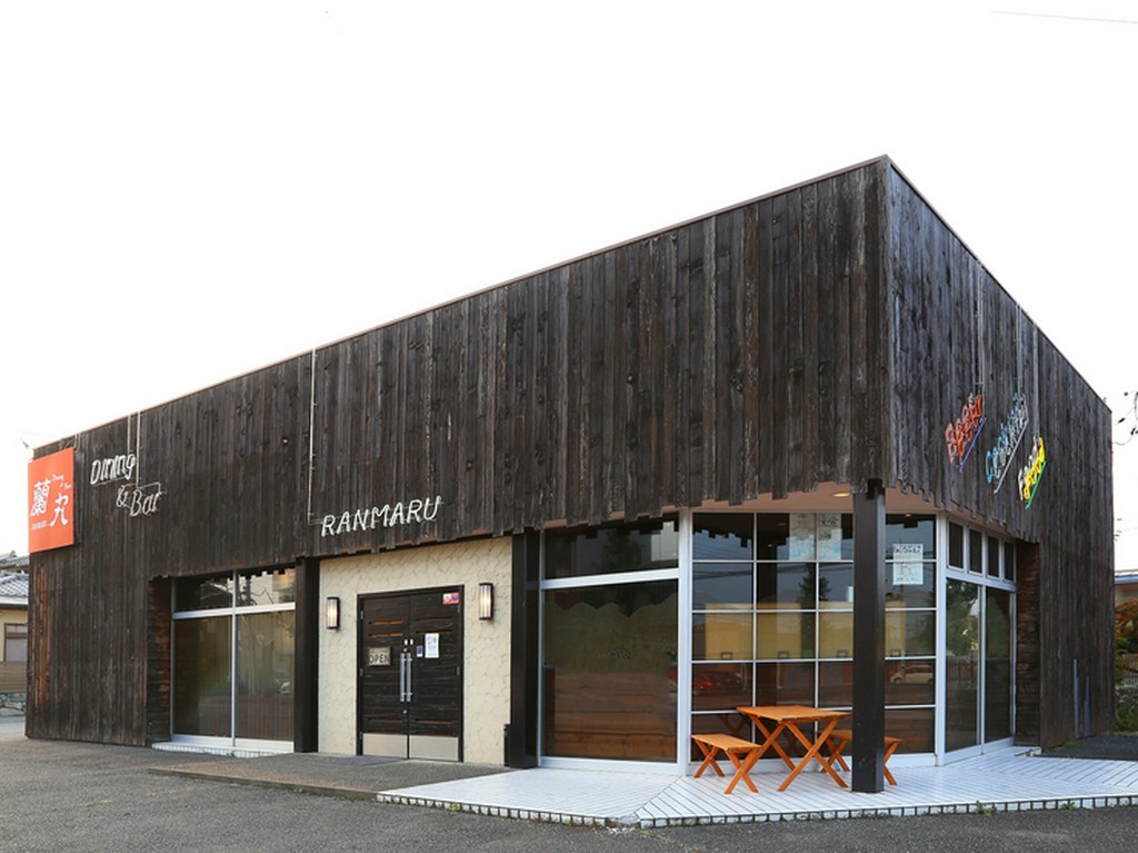 交差点に建ち、分かりやすい外観