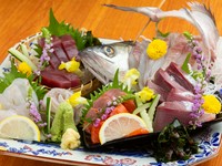 料理長である瀬戸さん自ら仙台朝市に出向き、付き合いの長い卸から仕入れた旬魚を使用しています。魚の種類により包丁の入れ方を変えることで、厚みや食感を微調整。刺身の旨みを最大限に引き出しています。