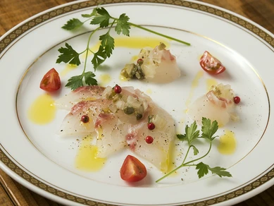 草津港から届く旬の魚を、自家製ドレッシングでさっぱりいただく『鮮魚のカルパッチョ』　
