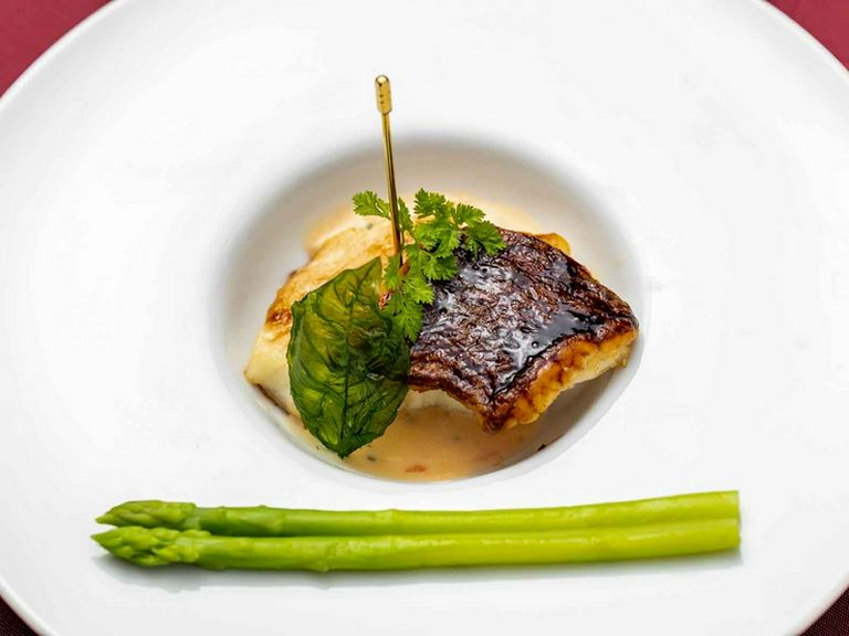 季節の鮮魚を楽しめるコースの一皿『お魚料理』