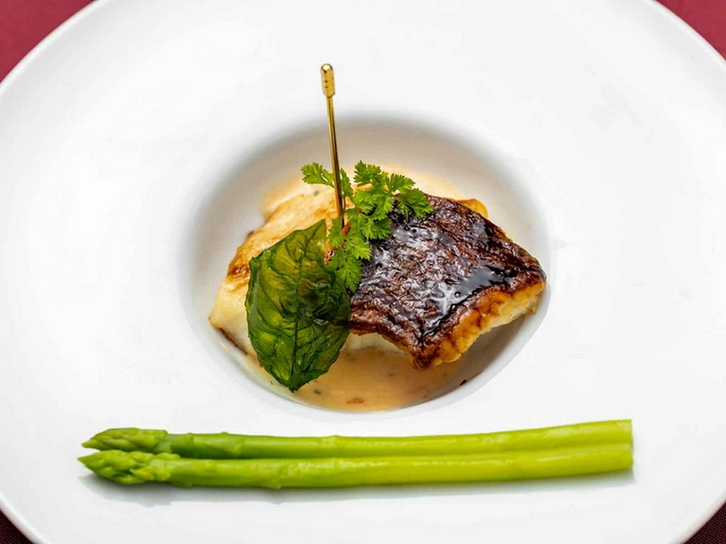 季節の鮮魚を楽しめるコースの一皿『お魚料理』