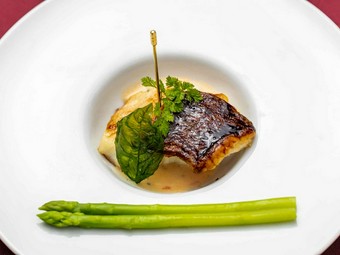 季節の鮮魚を楽しめるコースの一皿『お魚料理』