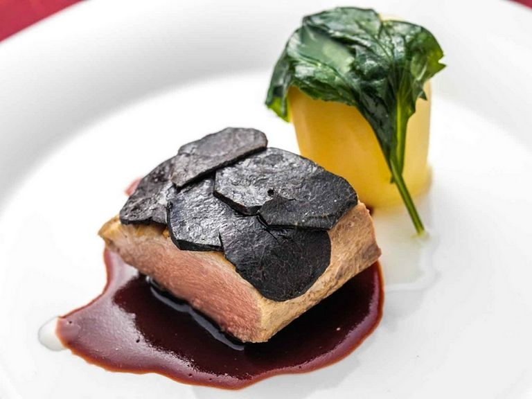 しっとりと柔らかい肉を堪能できる『お肉料理』