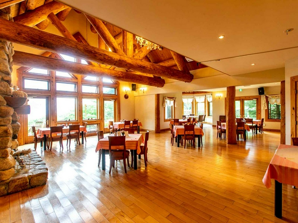 ガラス張りで開放的なダイニング