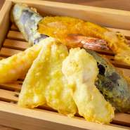 名物とり天のほか、エビや、ナス、カボチャ、キスなど5種の天ぷらが楽しめる一皿です。天つゆにつけたり、軽く塩を振って食べるのもオススメ。