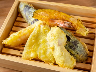 いろいろ食べたい方にオススメの『天ぷら5種　盛り合わせ』