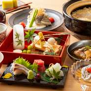 目にも美しく贅沢な会席コース。鯛めし、甘鯛のお吸い物、てんぷらなど、日本料理のバリエーションを数々楽しめます。季節やその日の仕入れ状況によって食材が変わるのも店を訪れたときの楽しみ。