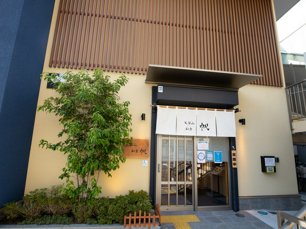 地下鉄「大阪港」駅からすぐ。天保山の観光エリア内に立地