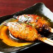 その日の朝に挽き肉にした新鮮な鶏肉を、備長炭で一気に焼き上げることで、ふわりとやわらかい食感に仕上げています。そこに、濃厚なタレと玉子の黄身の旨みが加味され、ひと口ごとに、おいしさが溢れるひと皿です。