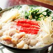 明太子のプチプチした食感が口の中で弾ける、新感覚のもつ鍋。旨みたっぷりの昆布だしに数種類のフルーツ加えたをスープは格別。明太子発祥の地・下関産を使用するなど、素材にも凝った本格派です。