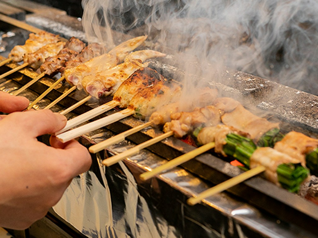 備長炭で焼き上げた焼き鳥には、伝統のタレがよく合う