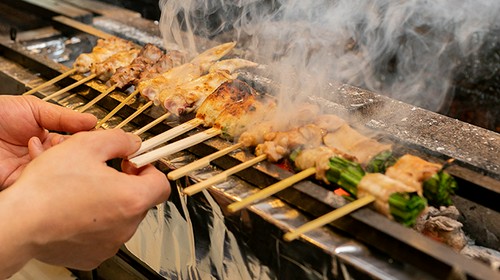 備長炭で焼き上げた焼き鳥には、伝統のタレがよく合う