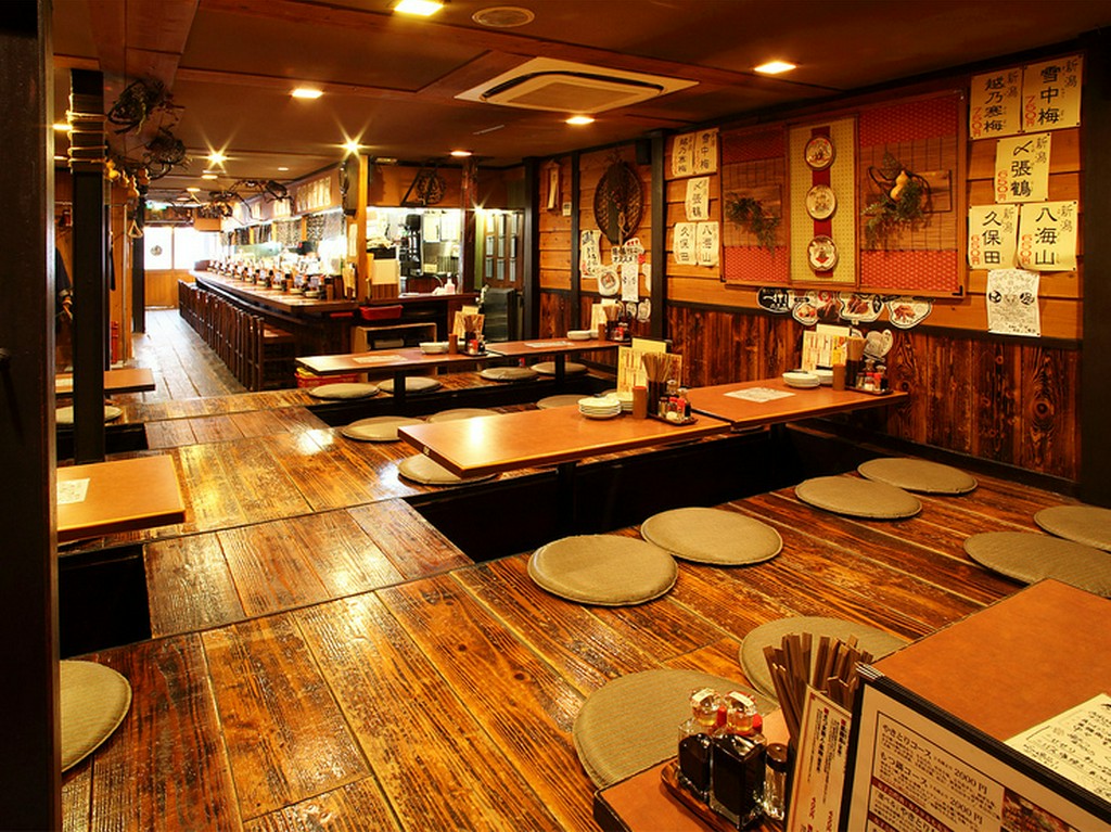 木のぬくもりがある店内は、全56席