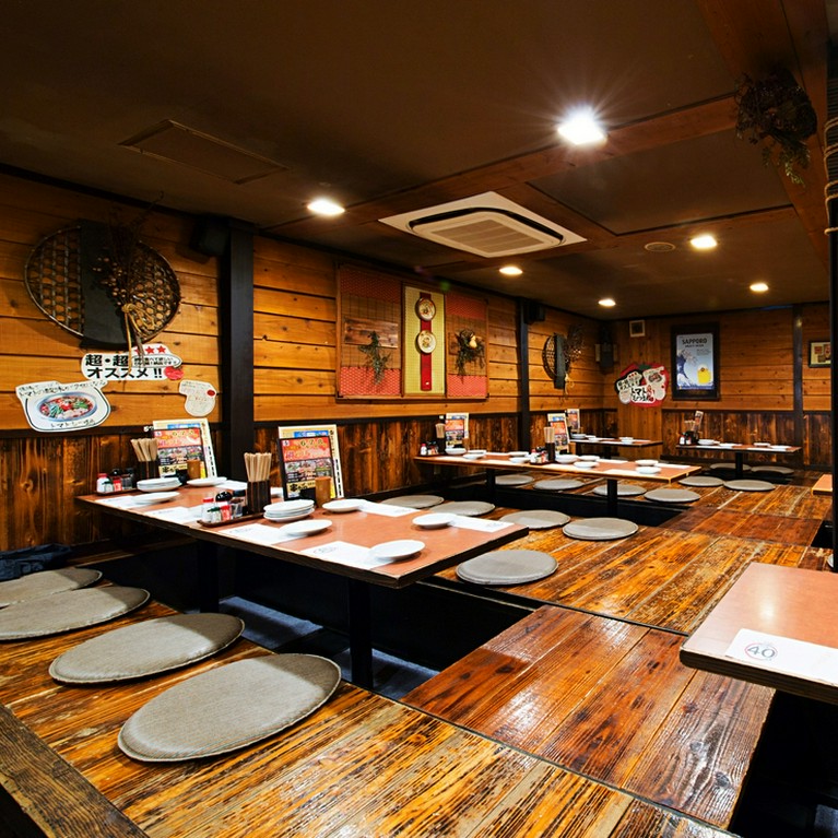 間隔を充分保って座れる、掘りごたつ式の座敷席