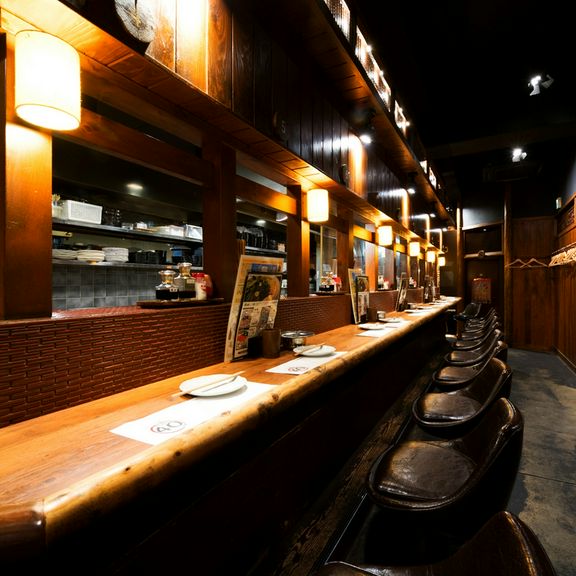 串を焼く様子も楽しめる、ライブ感たっぷりのカウンター席