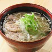 北海道滝川産の鴨肉を使用した鴨そばです。
出汁にもこだわった自慢の一品！