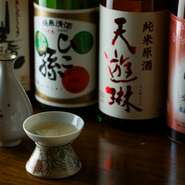 40種類以上の銘柄が揃う日本酒は、全国各地の蔵元から厳選して取り寄せ、希少な銘柄が登場することも。お燗番が1本ずつ丁寧につけて、最適な温度とタイミングで提供してくれる燗酒は、えも言われぬおいしさです。