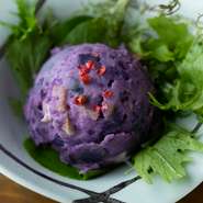 北海道・十勝の村上農場直送の熟成じゃがいもを蒸してつぶし、ベーコンやいぶりがっこなど、店で燻製した食材と調味料を混ぜて完成。画像では甘みが濃厚なシャドークイーンという紫色のじゃがいもを使っています。