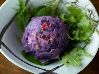 じゃがいもの種類により調味料を変え、燻製食材を混ぜ込んだ大人の味わいの『村上農場の燻製ポテトサラダ』