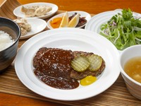 濃厚なデミグラスソースも絶品『牛肉100%純正ハンバーグ』