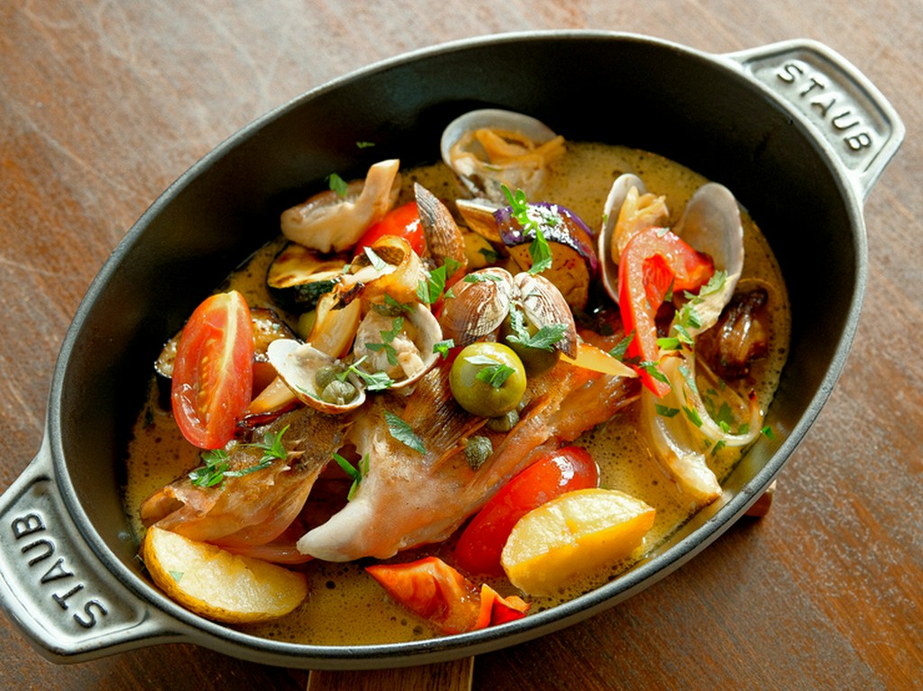 天草産の天然魚をダイレクトに味わう『天然鮮魚のアクアパッツァ』