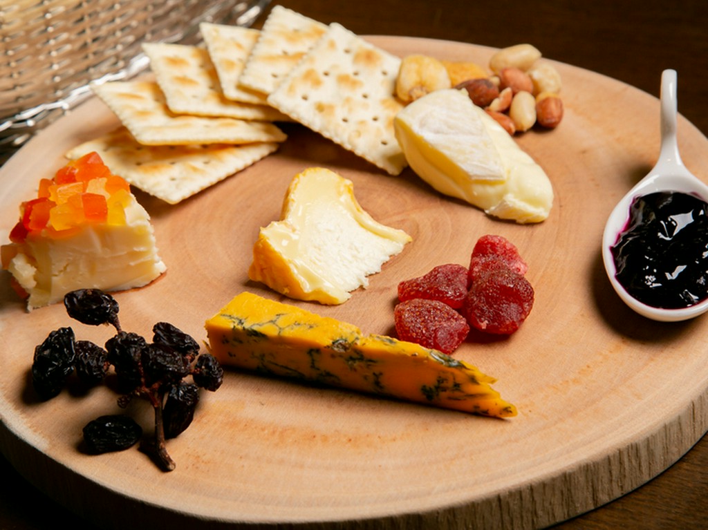 多彩なワインに合わせてセレクトしてくれる『チーズ盛り合わせ』