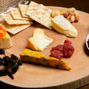 フランス産のチーズはロワール地方やシャンパーニュ地方など、約20種類のラインナップ。北海道・ニセコ町のチーズ工房でつくられる「雪花（せっか）」はほんのり甘みがあり、ドライフツーツとの相性もバツグンです。