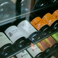 地方ごとに特色のあるフランス産を中心に、ニューワールドや北海道まで幅広く。グラスワインも７種・900円から、食後にもう一杯飲みたいとき、2軒目や3軒目として気軽にどうぞ。