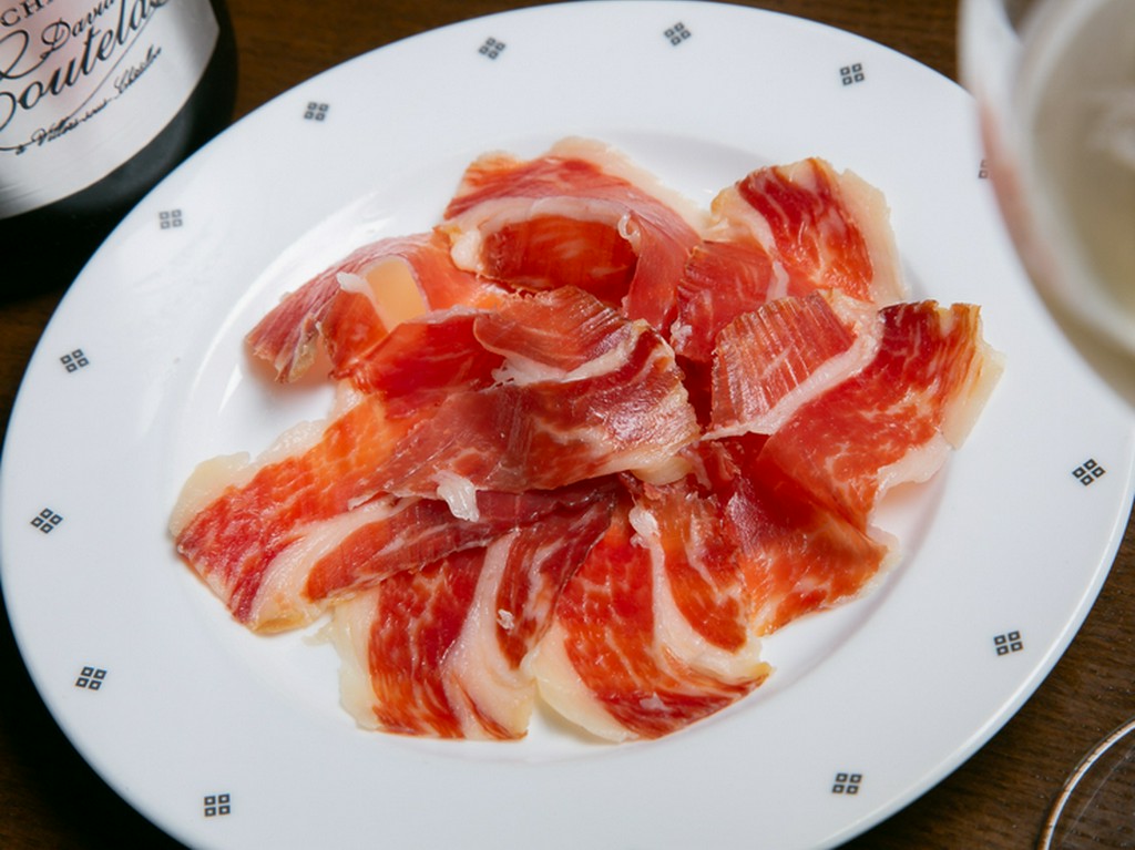 オーダーが通ってから目の前で切り分けてくれる『イベリコ豚の生ハム』