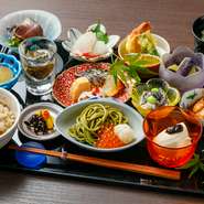 一品ずつ手の込んだ料理が14品も並ぶ人気のランチは、このクオリティで1,850円と超お値打ち。店主の丁寧な仕事がうかがえる料理は、その繊細な味付けに唸ってしまうこと間違いありません。