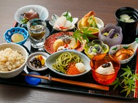 旬の食材を盛り込んだ全14品のランチ『いろどり遊膳』
