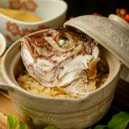 石川県産のコシヒカリを使用し、鯛の頭と一緒に炊いた人気メニュー。コースにも入っていますが、単品でも一合980円で注文可能。《おすすめ土鍋ご飯》として、鯛めしを含めて2～3種が用意されています。