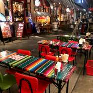 現地の味にこだわったメキシコ料理を多数取り揃え店内は異国情緒たっぷりで、本当に現地を訪れたかのよう。
テラス席はより一層解放感にあふれネオンの煌びやかさが雰囲気を盛り上げます。