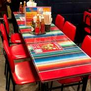 カラフルで明るい雰囲気の店内。女子会をするのにもピッタリです。コース料理もご用意しているので、いろんな種類を食べたい！という女子会にはぜひコースを！