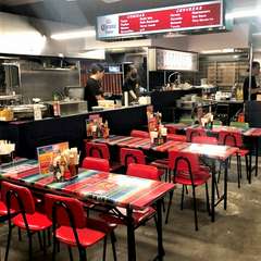 バリエーション豊富な料理を囲んで盛り上がる歓送迎会