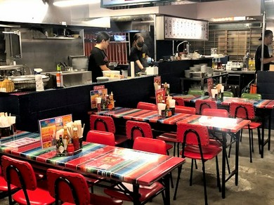 バリエーション豊富な料理を囲んで盛り上がる歓送迎会