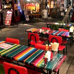 お店の外で風に当たりながら快適にお食事