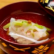 天然利尻昆布と本枯れ節。【日本料理さかい】では贅沢な素材をふんだんに使い、『お椀』のためだけに専用のだしを取ります。すっきりとした後味のおだしが季節の食材と相まって、格別の味わいです。