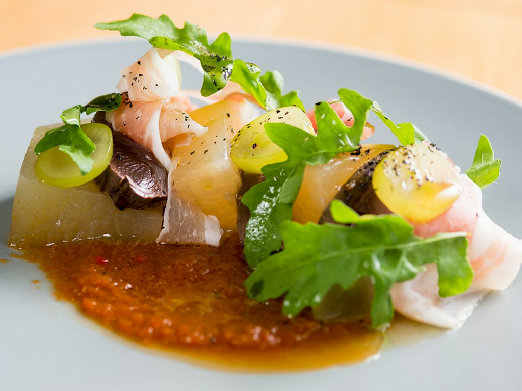 『アンティパスト（カツオと冬瓜、パンチェッタの生ハム、焼きピーマンのピューレ）』