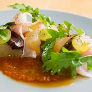 全7品のディナーコースの前菜として提供される一品。コースはさらに温かい料理、パスタ、魚料理、肉料理、デザート、コーヒーとパンという内容。（コースの一品）