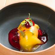 フランボワーズのピューレにココナッツのジェラートを加え、さらにオレンジのシートでカバー。酸味と甘みのバランスが絶妙です。（コースの一品）