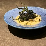 福岡産の牡蠣の竹炭ソテー、ロックフォール、赤水菜