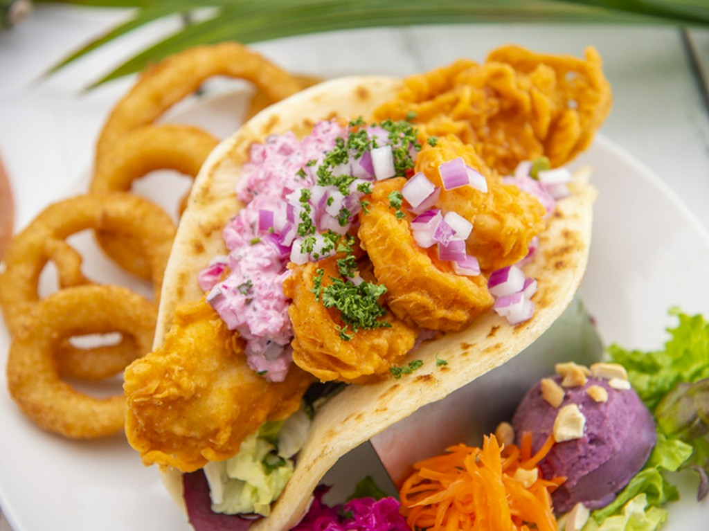フライドフィッシュ＆シュリンプタコスの ドラゴンフルーツタルタル タコスプレート&セミブッフェ