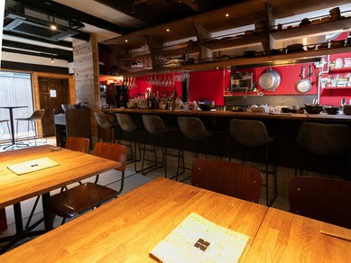 落ち着きのあるシックな店内でくつろぐ