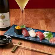 目利きの魚屋さんから仕入れたその日の最高の魚をにぎり寿司に。一貫一貫深い味わいで、ワインと共にじっくりと楽しめます。