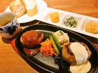 ランチメニュー。クラシックハンバーグと鴨ネギバーグの食べ比べ。
