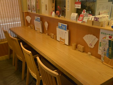 カウンター席は一人飲みにも◎