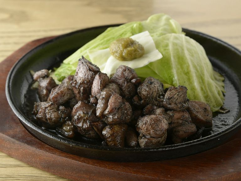 “芳ばしい香り”がたまらない『名物純鶏の火山焼き』